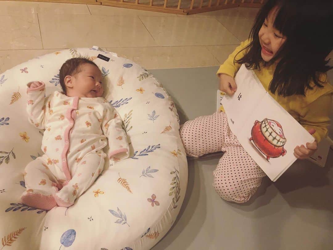 秋葉里枝さんのインスタグラム写真 - (秋葉里枝Instagram)「예자매💕 姉妹💕 - 책 읽어주는 언니. 많은 조언을 듣고 같이 목욕도 도와달리고 하고 크림도 같이 바르자고 하고 젖병 뚜껑 열어달라고 하고 기저귀 가져와달라고 하고 함께 하다보니 자기 할일을 즐거워하는걸 느꼈어요~ 엄마의 작은 변화가 예나가 참는게 아니라 함께 할수있는 일이 되네요~ 오늘도 아침까지 힘내자~👍 本読んであげるお姉ちゃん. たくさんのアドバイスを頂き 沐浴手伝ってってお願いしたり 一緒にクリーム塗ってあげたり ミルクの蓋あけてもらったり オムツとってきてもらったり 一緒にすること増やしたら 楽しそうに自分の出来ることを する咲那の姿がさらに見えました。 ママのちょっとの変化で 咲那も我慢より 一緒にできることになると感じました🥰 さぁ、今日も朝まで頑張ろー👍」1月22日 0時49分 - rie_akiba