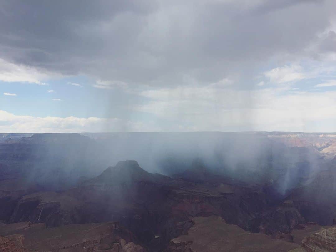 石川龍のインスタグラム：「雨柱というよりも雨のカーテン。 2017年夏のグランドキャニオン。  Fantastic rain pillar.  At the Grand Canyon in the summer of 2017.  #grandcanyon  #grandcanyonnationalpark  #arizona #グランドキャニオン  #グランドキャニオン国立公園  #雨柱」