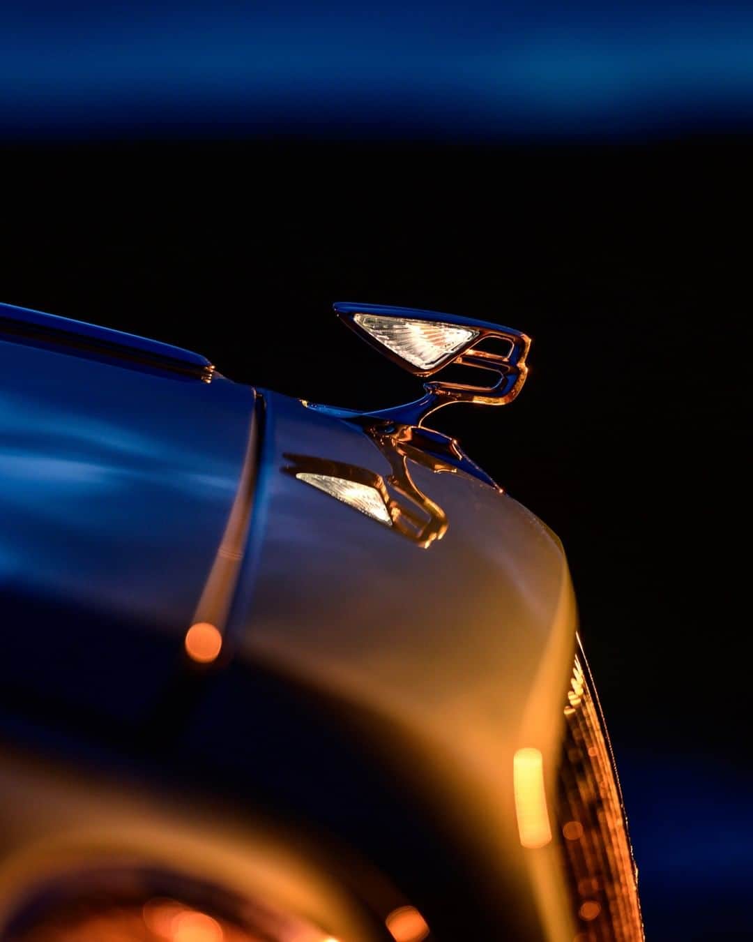 ベントレーさんのインスタグラム写真 - (ベントレーInstagram)「Enjoy your power trip. The #NewFlyingSpur V8. _ #Bentley Flying Spur V8 WLTP drive cycle: combined fuel consumption: 22.2 mpg (12.7 l/100 km), combined CO₂: 288 g/km」1月22日 1時00分 - bentleymotors