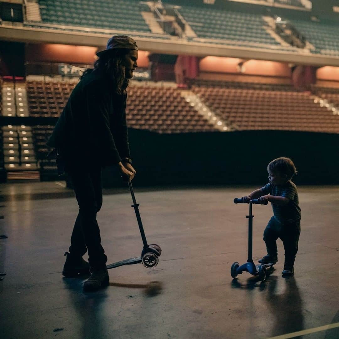 The Lumineersのインスタグラム：「Tour fun with Lenny #tbt - @wesleyschultz」