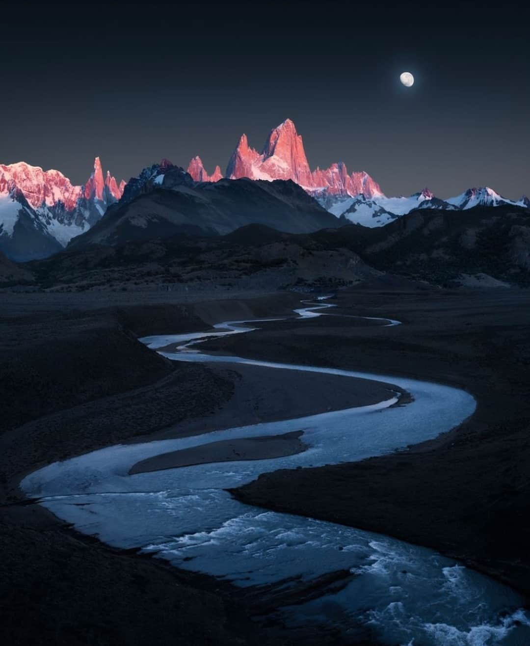 Earth Picsさんのインスタグラム写真 - (Earth PicsInstagram)「El Chaltén, a village within Los Glaciares National Park in Argentina 🇦🇷 Sitting at the base of Mount Fitz Roy 🏔, El Chalten has a rich mountaineering heritage that attracts climbers from all over the world! Photo by @cathsimard」1月22日 1時00分 - earthpix