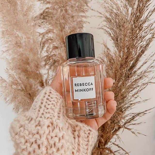 レベッカミンコフのインスタグラム：「We know you love her, and I’m working on my next one. What do you love in a scent?」