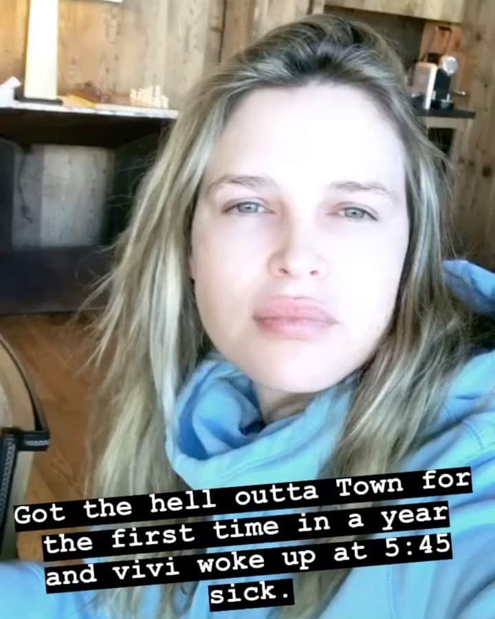 サラ・フォスターのインスタグラム：「This is either karma for traveling during Covid or karma for downloading that app that makes your kids think you’re calling the cops on them. 🤷🏻‍♀️」