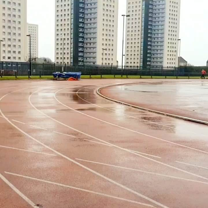 ゾーイ・クラークのインスタグラム：「250s in storm Christoph 🏃‍♀️ 🌬 🌧  . A bit wet, a bit cold and VERY windy, but I’m happy nonetheless  #athlete #runner #girlswhorun #athletelife #sprinter #wintertraining #stormchristoph #asv #aberdeen #scotland #fitness #motivation #fitnessmotivation #tiredbuthappy」