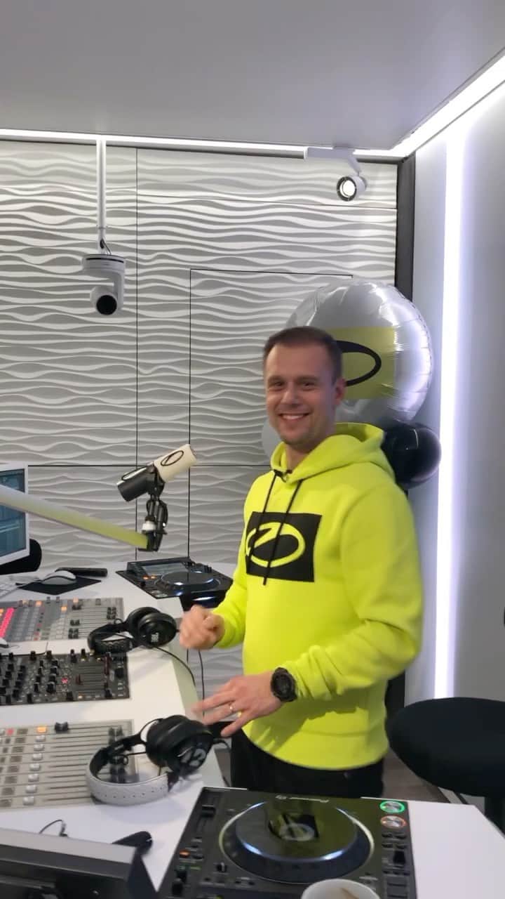 Armin Van Buurenのインスタグラム：「We are LIVE now with #ASOT1000! #linkinbio P.S. Where are u tuning in from? Let us know by dropping your flag in the comments.」
