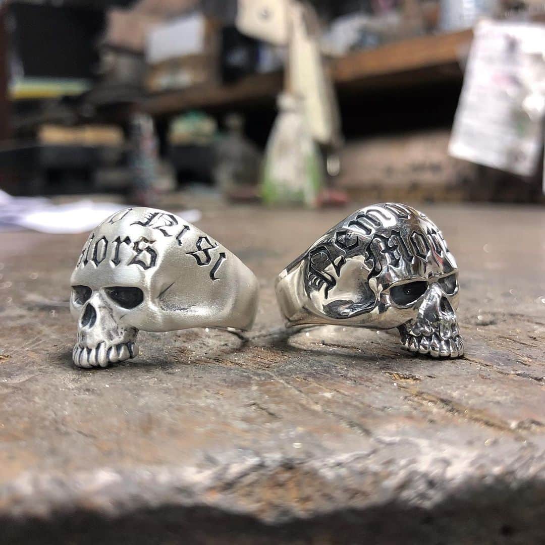 クレイジーピッグさんのインスタグラム写真 - (クレイジーピッグInstagram)「Shiny or Matte? #skull #ring #silver #halfjaw #vote #workshop」1月22日 1時02分 - crazypigdesignslondon