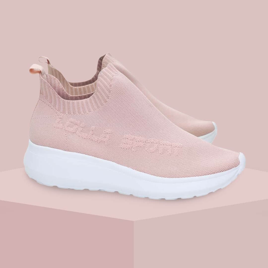 Santa Lollaのインスタグラム：「O sneaker em knit, nosso protagonista fashion, está com um desconto imperdível na nossa Liquida. Corre pra aproveitar! [ DE: R$149,90 POR: R$99,90 ] #santalollaverao21 #liquidaSL #sneakers #knit ⠀ *Liquidação não cumulativa com outros descontos, válida nas lojas físicas e online para produtos selecionados do Verão 2021. Os descontos podem variar de loja a loja, clique no link da bio e consulte na sua SL de preferência a participação nesta promoção e a disponibilidade de estoque.」