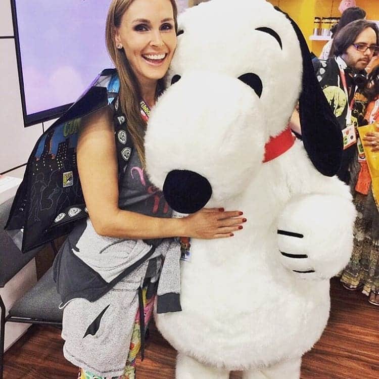 ターニャ・テイトのインスタグラム：「#livestream It’s National Hugging Day ! Who would you like to give a hug to today ? 🤗🧸🥰 . .   Who was the last person you gave a big hug ? . .  Are you able to give someone or something a hug today ? . .  Do you have a loved one, pet or teddy bear at home that you can hug ? . .  Will you give yourself a hug ? . .  Is there someone you wish you could give a hug to today but can't ? . .  Will you send them a virtual hug instead ? . .  Who is the first person you will give a hug when we are able to ? . .  Is there someone you don't really know but you would like to give them a hug or a pat on the back ? . .  Join me for a family friendly chat on my #youtubelive #stream . .  👉🏻youtube.com/tanyatatetube👈🏻 . .  ☝🏻Subscribe and Get Notified when I’m live . .」