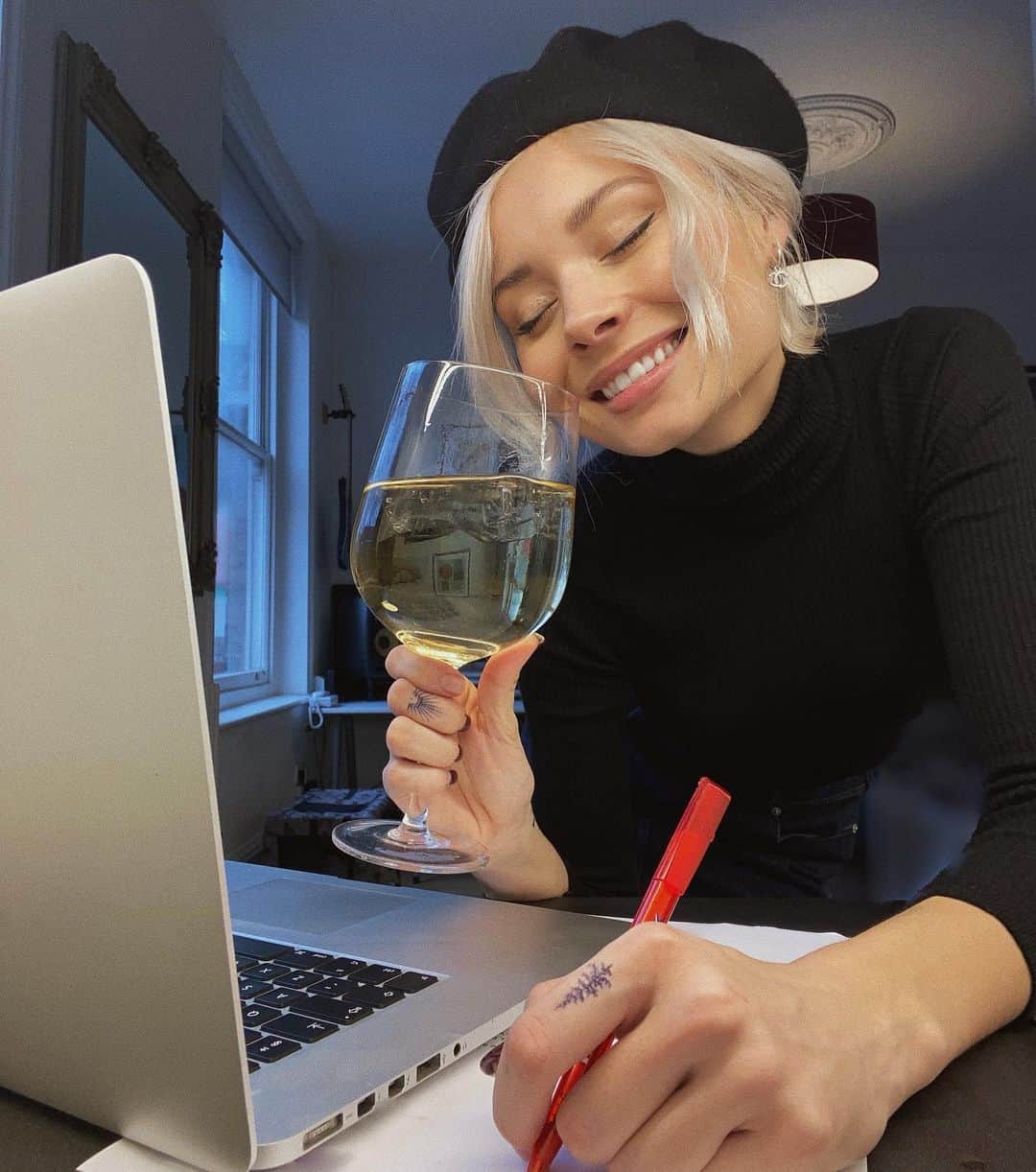 ニーナ・ネスビットのインスタグラム：「soooo I just wanted to let you all know I signed a new record deal! 🥲 It feels like a weird time to celebrate but I also think it’s important to treasure the good things that make us excited for the future. I have re-signed with @cookingvinyl - who I released ‘the sun will come up, the seasons will change’ with. This means new music will be on it’s way to you in the not too distant future, which I can’t wait for you to hear. It feels great to have the creative freedom as an indie artist and work with such a hardworking, passionate team at @cookingvinyl - I’m really proud of everything we’ve achieved together and I can’t wait for round 2. I hope you all love the new music as much as I do ✨ p.s I’m actually pretending to sign a household bill here cause I don’t have the contracts in my house 😂」