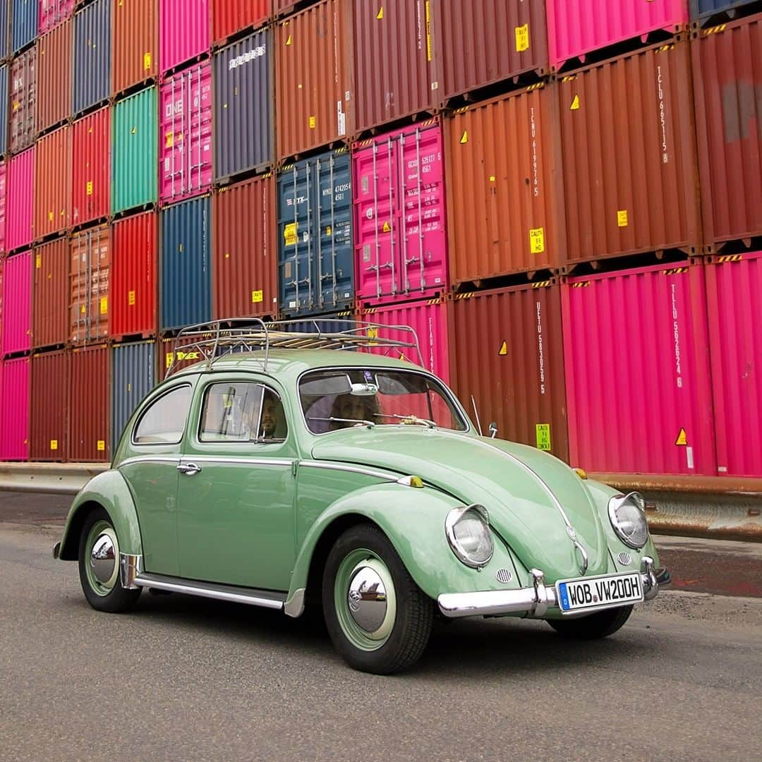 フォルクスワーゲンさんのインスタグラム写真 - (フォルクスワーゲンInstagram)「Classic elegance meets vibrant colours. #colourfulife #lifestyle #classiccars #vwbeetle #volkswagen #vw」1月22日 1時15分 - volkswagen