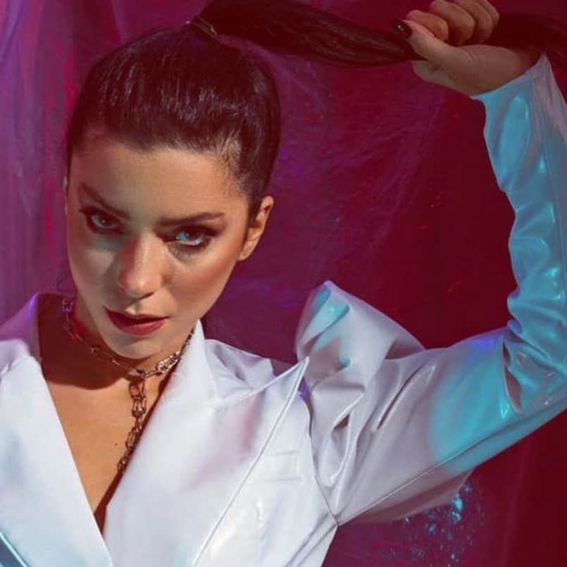 Merve Boluğurのインスタグラム：「🎤🎼」