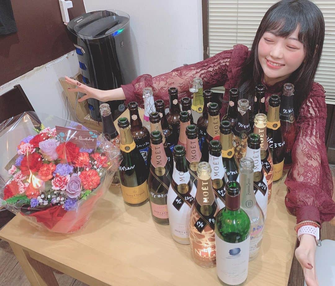 新ユウユさんのインスタグラム写真 - (新ユウユInstagram)「#birthday2020  改めてありがとうございました🥰 たくさんのお酒に囲まれて幸せ  #オーパスワン 初めて飲んだ… ポンパじゃなくて#シメイブルー にしたよ🍺🍾」1月22日 1時19分 - yuyucm