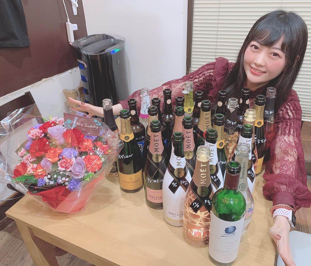 新ユウユのインスタグラム：「#birthday2020  改めてありがとうございました🥰 たくさんのお酒に囲まれて幸せ  #オーパスワン 初めて飲んだ… ポンパじゃなくて#シメイブルー にしたよ🍺🍾」