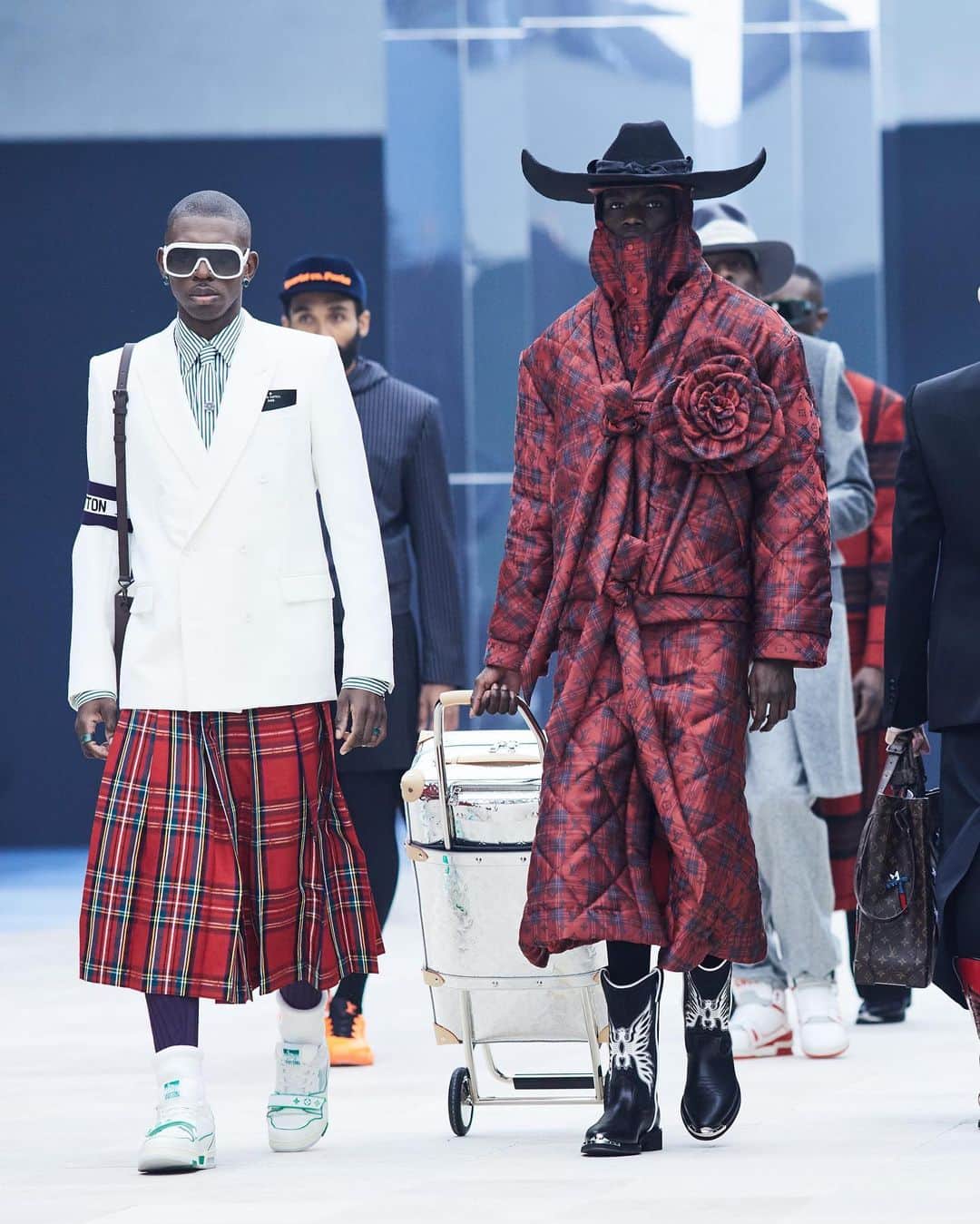 Vogue Runwayさんのインスタグラム写真 - (Vogue RunwayInstagram)「At @louisvuitton, @virgilabloh explored different male archetypes for a collection that brings together the ideas of jet-setters, salesmen, artists, and drifters. Surely the most talked-about pieces of the collection, though, will be the bomber jackets with city landscapes built into them. See more at the link in bio.」1月22日 1時22分 - voguerunway