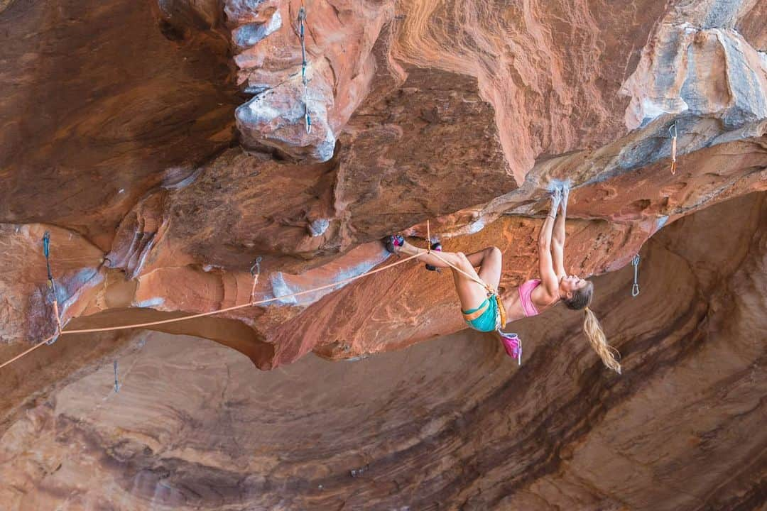 シャーロット・デュリフのインスタグラム：「❓ Imagine a climbing ban in Yosemite, Kalymnos, Rocklands, Fontainebleau, Margalef or Squamish ?  Well the Grampians in Australia are another one of these special places in the World and are in high danger of getting almost fully banned for climbers, and it is simply inconceivable. 😭  ➡️➡️➡️ Check out @acav_official or @verticallifemag recent posts and links to learn more about the situation which is more than unfair and short-sighted and how we, climbers, can and need to act (in many ways!) by this Sunday ⚠️  Pics from @joshlrsn @chadurif @coldhousemedia from our trip in the Grampians in 2017 during #aworldlesstraveled  @mountainhardwear @petzl_official @eb_climbing @volxholds @luxov_connect」