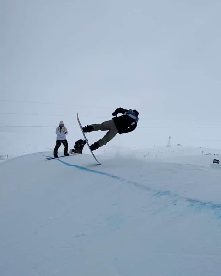 マルクス・クリーブランドのインスタグラム：「Getting ready for @xgames in a week😂 vid: @monsroisland  #snowboarding」