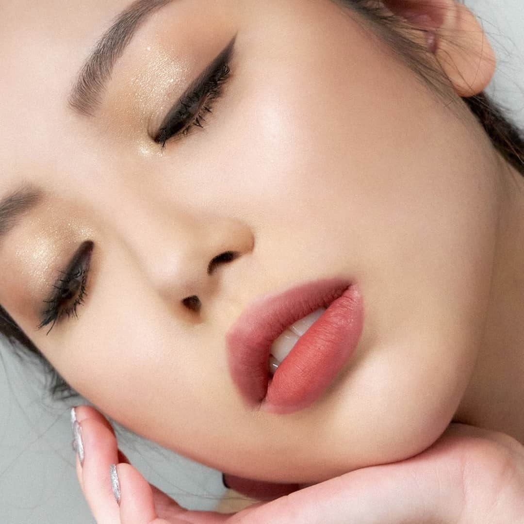 のインスタグラム：「Damn, we’ve missed GLAM ✨! Add a dash of dazzle to your day with: ✨Powder Kiss Lipstick in Devoted To Chili ✨Dazzleshadow Liquid in Not Afraid To Sparkle ✨Eye Shadow in Uninterrupted ✨Mineralize Skinfinish Natural in Medium Dark ✨Mineralize Blush in Warm Soul #Regram @yehyunnie」
