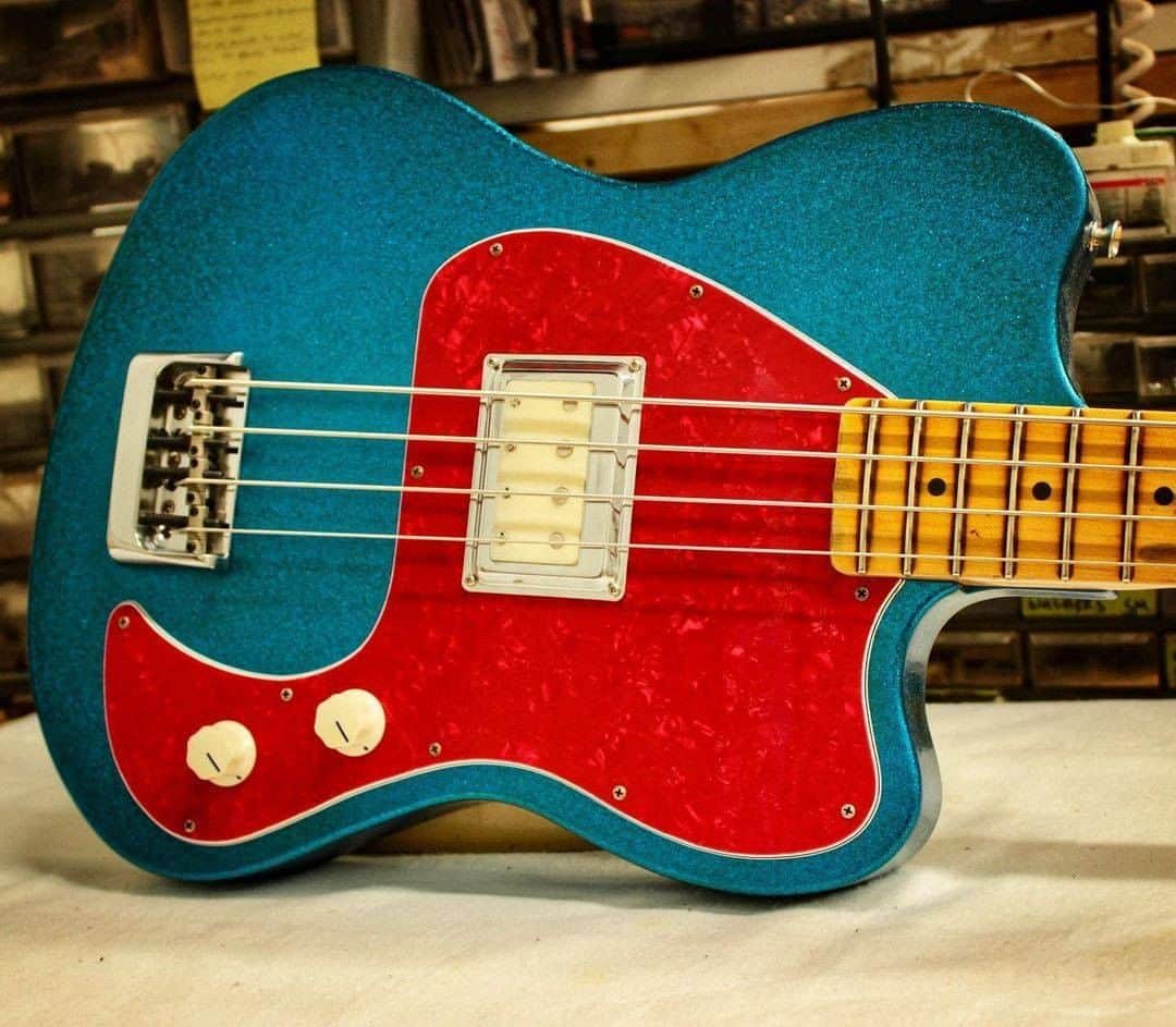 Fender Guitarさんのインスタグラム写真 - (Fender GuitarInstagram)「Here's a funky one for your #ThumpinThursday! A custom sparkle Abuelo Bass from @vincevantrigt_fender.」1月22日 1時30分 - fender