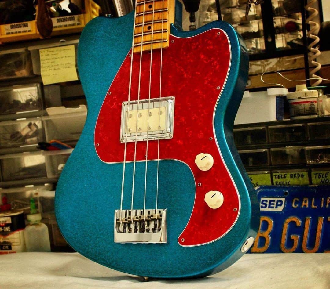 Fender Guitarさんのインスタグラム写真 - (Fender GuitarInstagram)「Here's a funky one for your #ThumpinThursday! A custom sparkle Abuelo Bass from @vincevantrigt_fender.」1月22日 1時30分 - fender