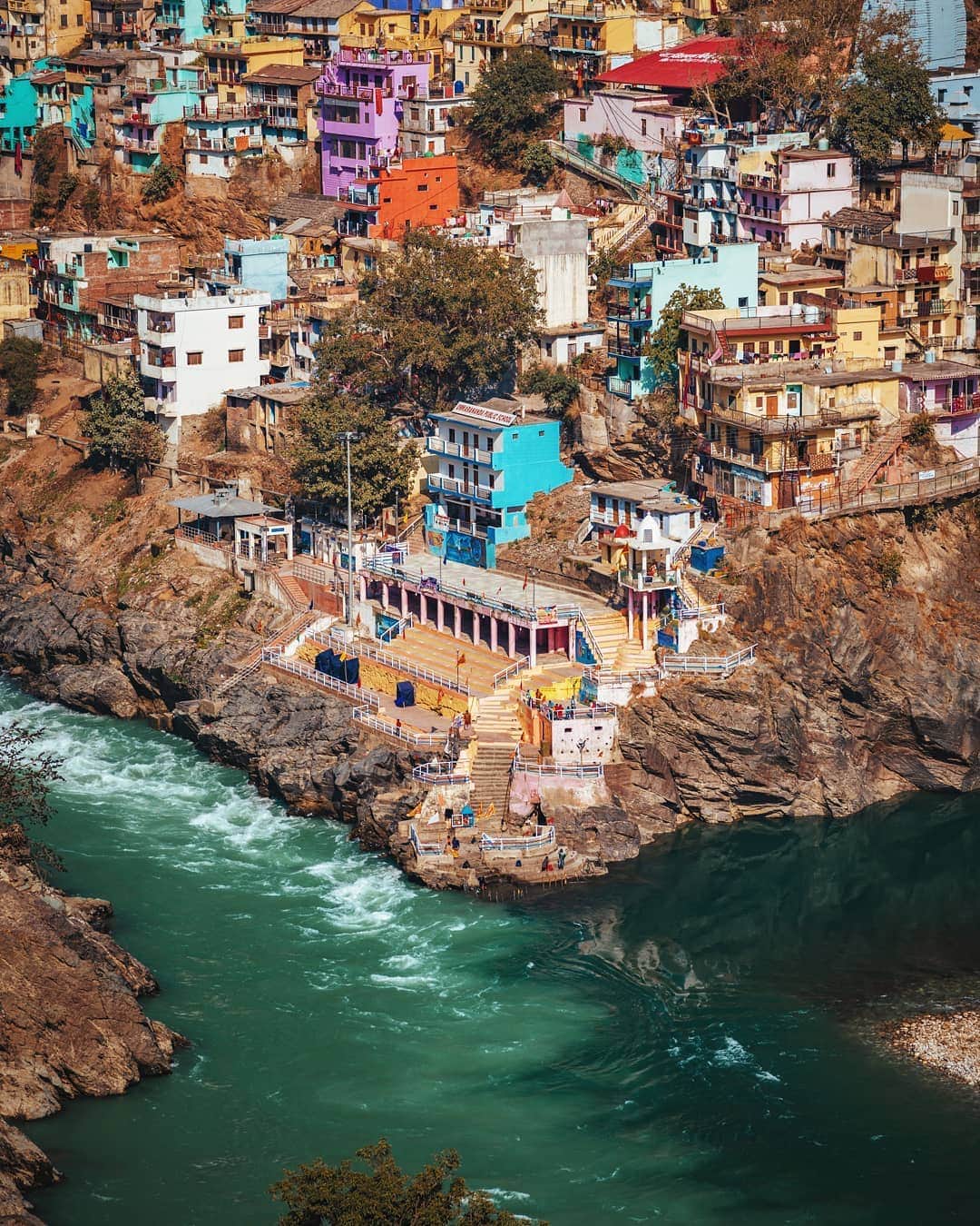 Abhinav Chandelさんのインスタグラム写真 - (Abhinav ChandelInstagram)「I watched two rivers crash against each other carrying waters from many a glaciers up in the Himalayas, carrying forward the names of many rivers along which many sages sat down and meditated over the years, the rivers that have fed many Himalayan communities, gave rise to many mountain villages, I watched those two rivers filled with thousands of stories, crash against each other and giving rise to Ganga.  And from the colourful houses above, I watched humans staring down in disbelief, day after day, coming to terms with the way life works, and yet all of them still clueless, still fighting everyday to be able to understand the little intricacies of this world.  And far from them, I stood on an edge, watching it all, a clueless being, trying to find his direction and purpose, and failing everytime.  So this time I decided to forget about it, to just smile, to stare at whatever pleased my heart, without any purpose to decode the definitions of every thing around me, and just letting it capture my senses.  So there I stood, smiling, feeling happy at being able to witness it all, still clueless, but at peace with my cluelessness.」1月22日 1時39分 - abhiandnow