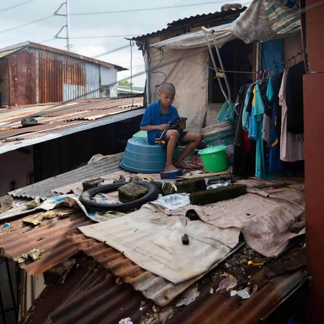 unicefさんのインスタグラム写真 - (unicefInstagram)「These children in the Philippines are going to great lengths to access the internet so they can continue learning during COVID-19.   10-year-old Jhay studies and catches up on online classes on the roof of his shanty, 11-year-old Lovely in a cemetery and 18-year-old Mark in a forest. “The pandemic is no reason for me to stop learning”, he says.   Jester (20), Almer (21), Rosemine and Jenebyl (19) trek up a mountain every day until they pick up an internet signal. They’ve even built a hut there to provide shelter when it rains and to sleep in when they stay late to work on assignments.   UNICEF is calling for urgent investment to bridge the digital divide. Connecting every child and young person to the internet and ensuring access to quality digital learning is more important than ever.   Photo credit: Eloisa Lopez/Reuters」1月22日 1時45分 - unicef