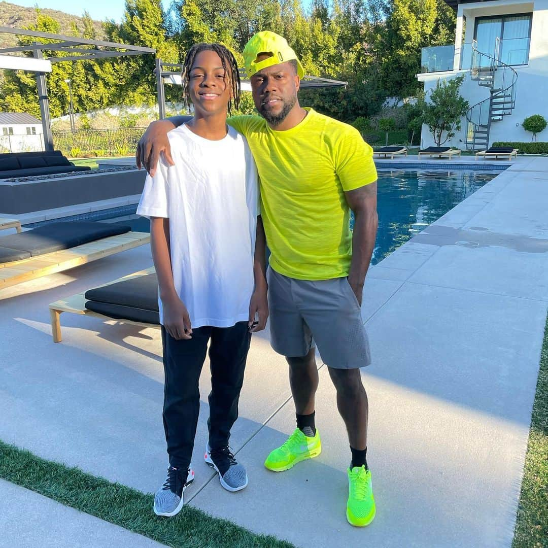 ケビン・ハートさんのインスタグラム写真 - (ケビン・ハートInstagram)「Have a “Fabletics” day fellas....Our product speaks for itself. Quality & comfort at its best and it’s affordable....yes my son is taller than me now and yes I hate it and yes he takes all of my @fableticsmen and wears it on the regular....the beauty of it is that I wouldn’t have it any other way..... Now go get you some damn it!!!! #FableticsMen #Harts #ProudFather」1月22日 1時47分 - kevinhart4real