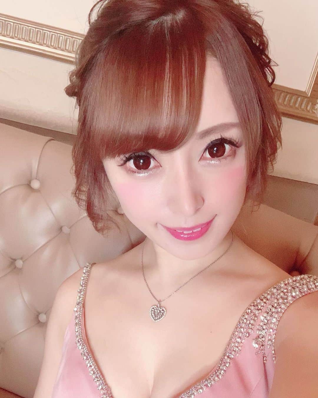 のインスタグラム：「最近お出かけしてなくて 自撮り投稿が多い🙀💖  ご飯屋さんでも 撮ってもらうようにしよっと💖  #メイドカフェ#プティパルフェ#住吉#アールズカフェ#錦#キャバクラ#名古屋#YouTube#17LIVE#tiktok#幸せ#2021年#あけましておめでとうございます」