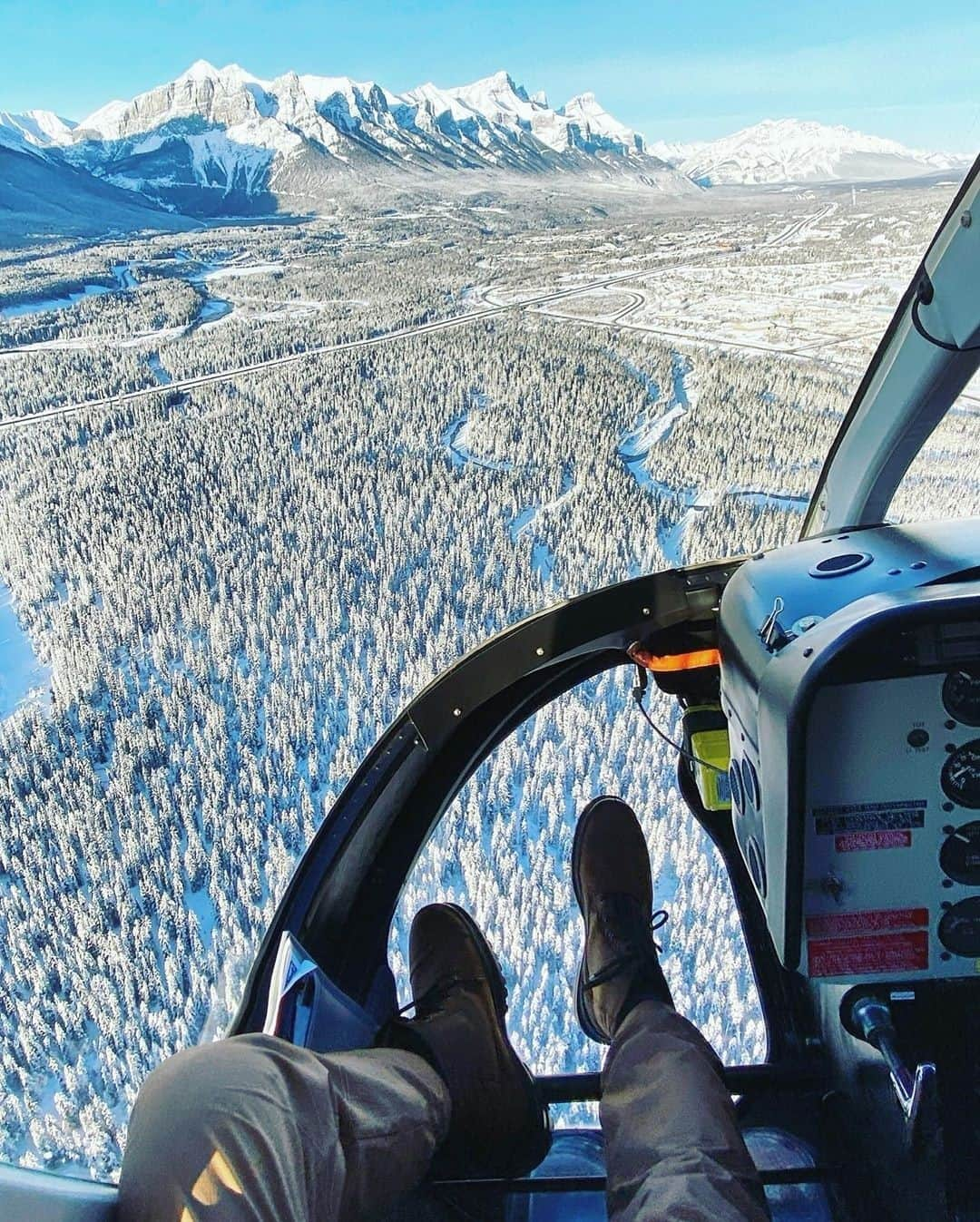 Explore Canadaさんのインスタグラム写真 - (Explore CanadaInstagram)「Soaring high above the iconic Canadian Rockies! 🚁 #ExploreCanada⁠ ⁠ 📷: @jaejae278⁠ 📍: @travelalberta⁠ ⁠ #TravelAlberta #ExploreAlberta」1月22日 2時02分 - explorecanada