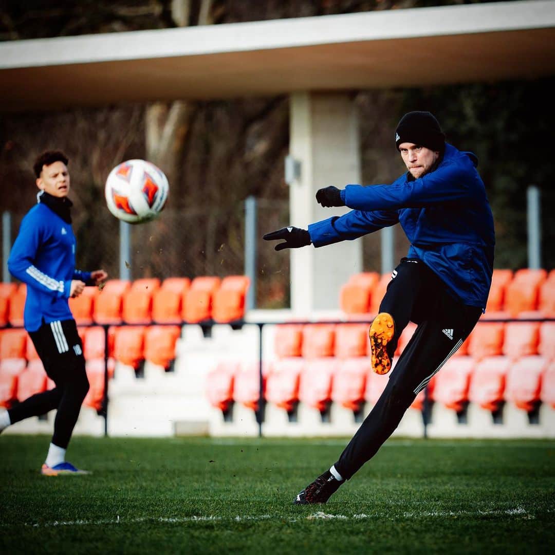 のインスタグラム：「⏳🎯 #soon #rückrundenstart #zämmestark ❤️💙 @fcbasel1893」