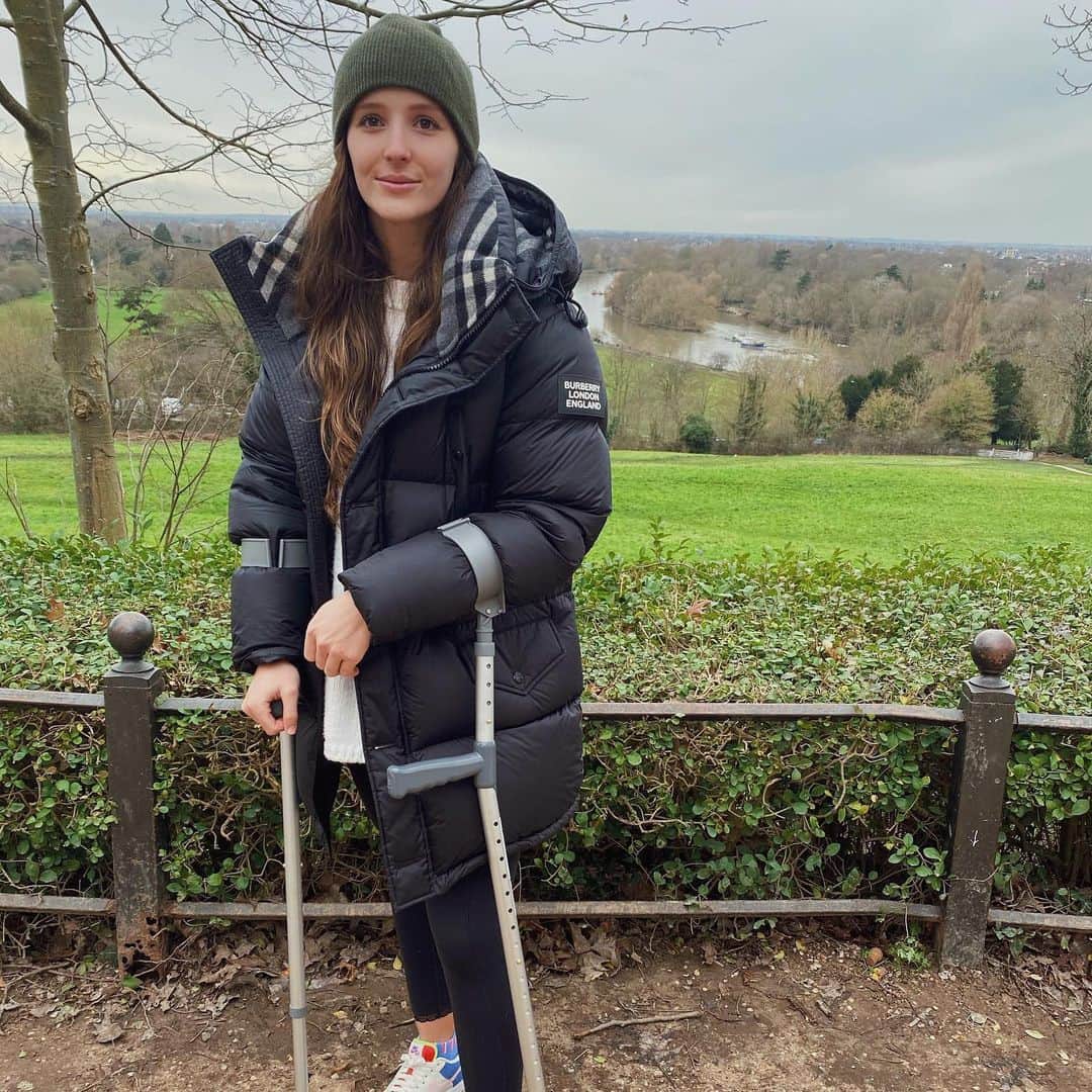 ローラ・ロブソンのインスタグラム：「27 🎉 For my birthday this year I got crutches 😅   Sadly I had to undergo a 3rd operation on my hip last week. I was desperate to carry on with training but was in so much pain that surgery was unavoidable. Following the advice of the surgeon and other doctors, a decision has been made to prioritise the long term health of my hip. Where that leaves me with tennis I’m really not sure, it will depend on how things heal in the next few months. More than anything my goal is to have a happy, pain free life. This whole process has been incredibly mentally draining and I’m so grateful to the physios/family/friends that have been there to guide me through it (socially distanced of course).」