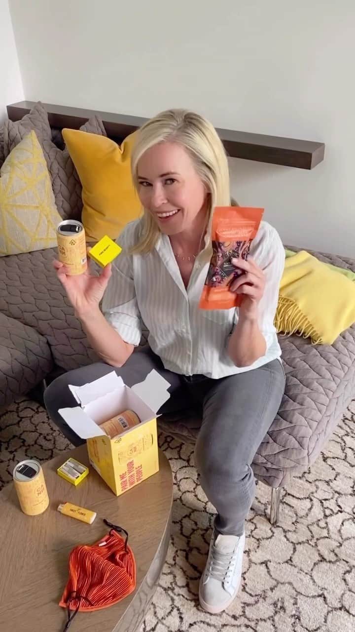 チェルシー・ハンドラーのインスタグラム：「🎶 I love cannabis and I love that we have a new President and Vice President! 🎶 America is back. Let’s celebrate. My kit is now available at @sweetflowershops and @apothecariumca. All proceeds will be donated to @cagefreecannabis, a non-profit working for reparative justice in the cannabis industry.」