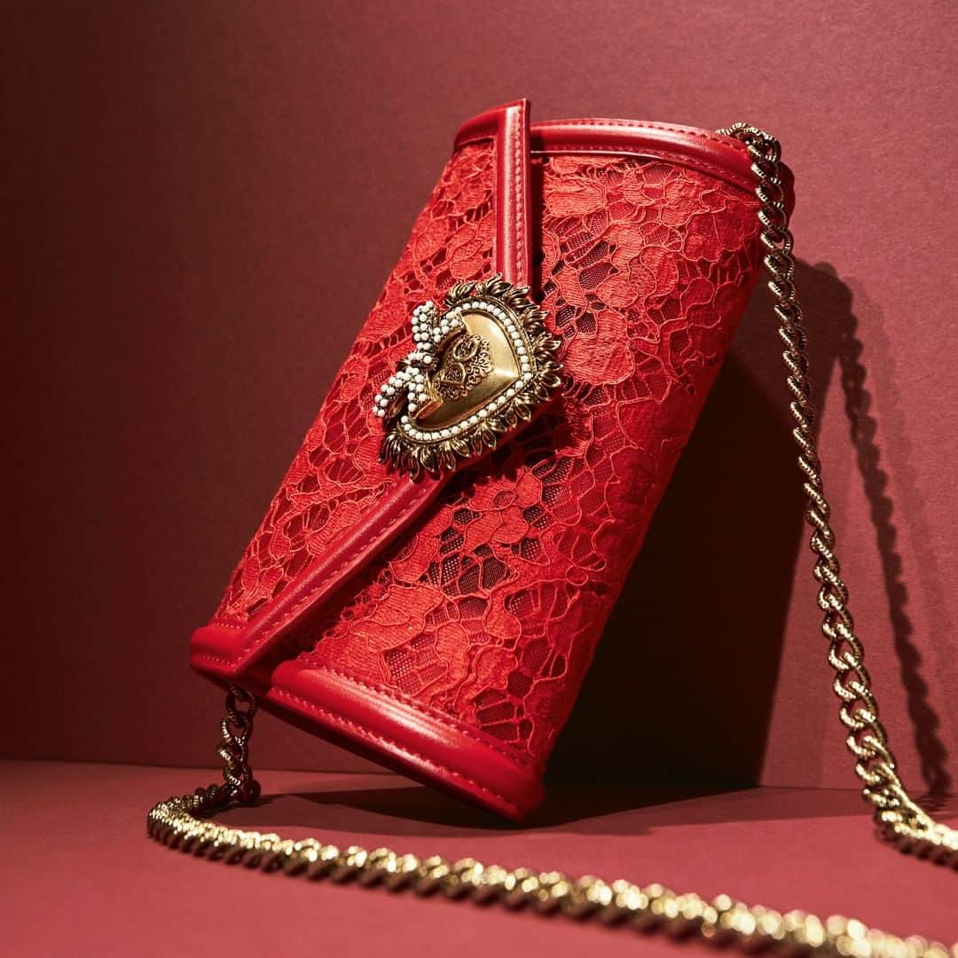 ドルチェ&ガッバーナさんのインスタグラム写真 - (ドルチェ&ガッバーナInstagram)「The Devotion Lace Edit.    Born from the love of craftsmanship and attention to detail, the red lace #DGDevotionBag is embellished with the ultimate symbol of love.    Shop the #DGDevotion accessory at the link in bio.    #DolceGabbana」1月22日 2時00分 - dolcegabbana