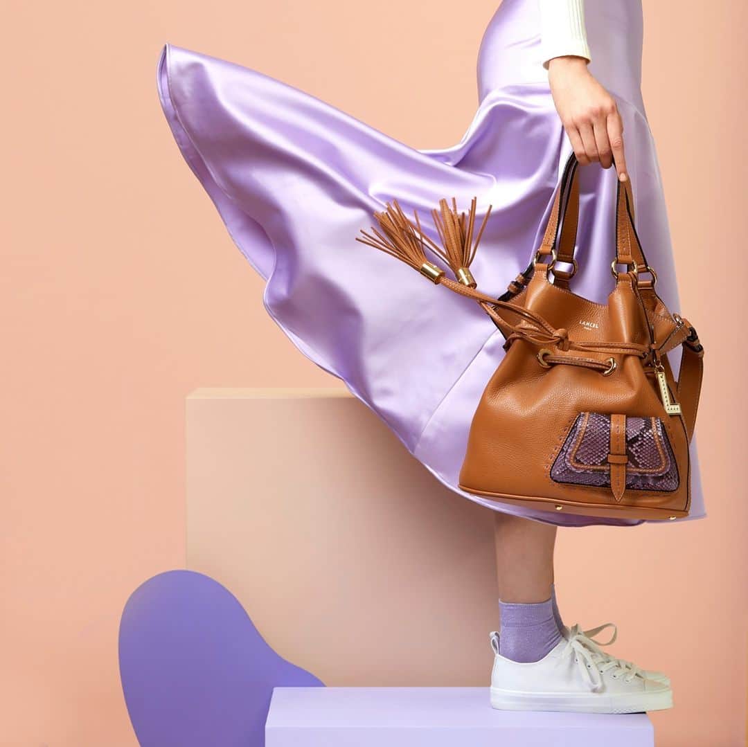 ランセルのインスタグラム：「Un vent de nouveauté souffle sur notre collection !  Rendez-vous vite sur Lancel.com pour découvrir nos nouveaux coloris.  Premier Flirt – Cuir grainé et python – Multico camel  Winds of change are blowing through our collection. Discover the beautiful colors of our SS21 collection online or in-store.  Premier Flirt – Grained leather and python – Multico camel #PremierFlirtByLancel #SS21 #Lancel」