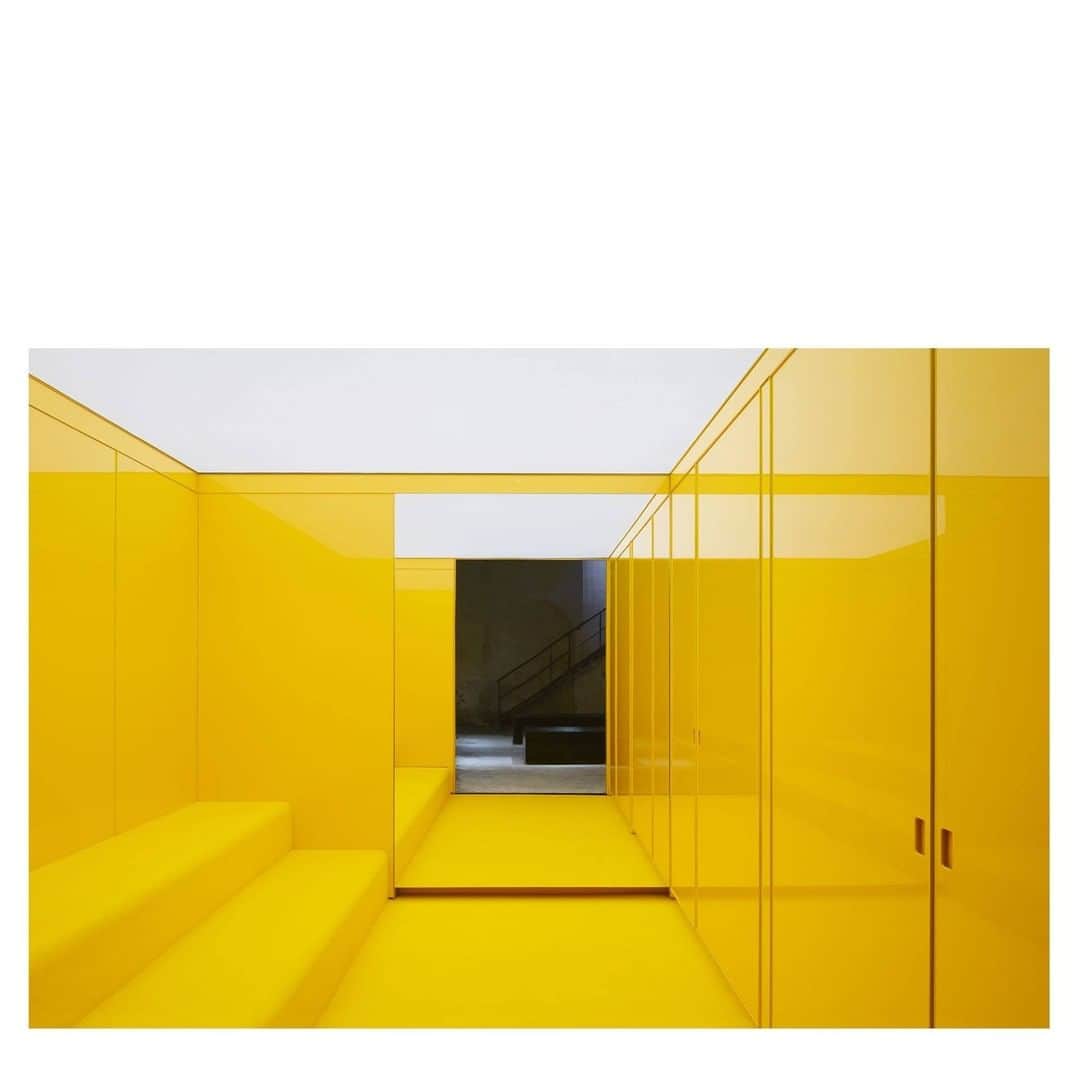 アンドレアポンピリオのインスタグラム：「Onitsuka Tiger Flagship Store Milano @onitsukatigeritaly   > Fall/Winter 20 Collection available in store. > Spring/Summer 21 Collection coming soon on February  Piazza XXV Aprile 9, Milano  Project by Filippo Dini Architect @filippodi  Creative Direction by Andrea Pompilio  Photos by @paola_pansini   #onitsukatigeritaly」