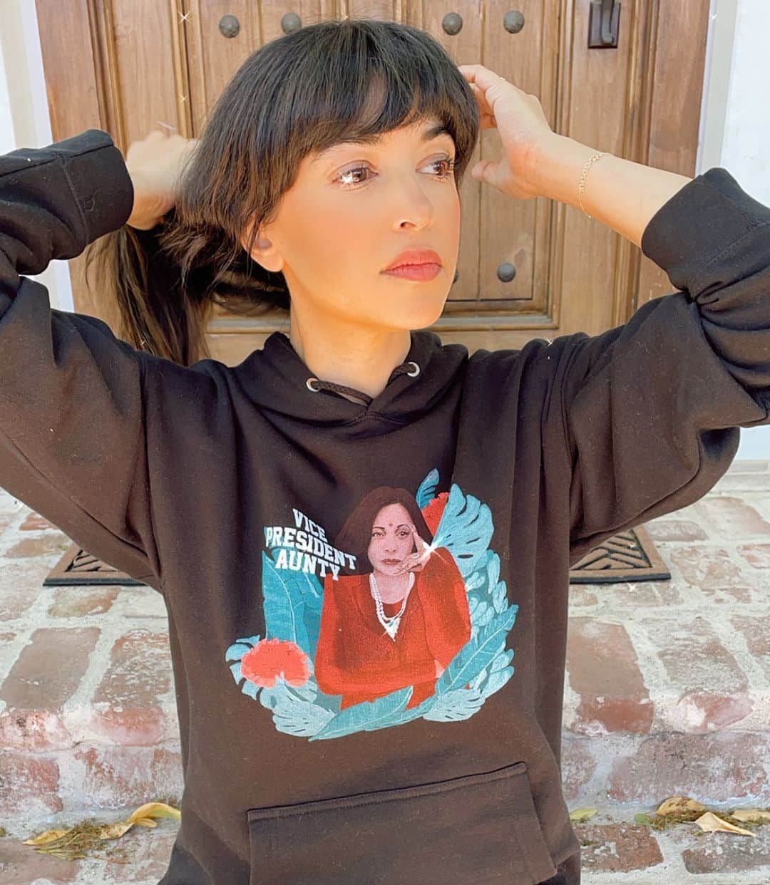 ハンナ・シモンのインスタグラム：「Literally can’t sit still. First official day of 2021. Let’s goooo Madame VP Aunty. The absolute embodiment of why representation matters. Okay I’m gonna go for a run and by run I mean sit on my couch and cry happy tears into a box of jalebis and pista burfis.」