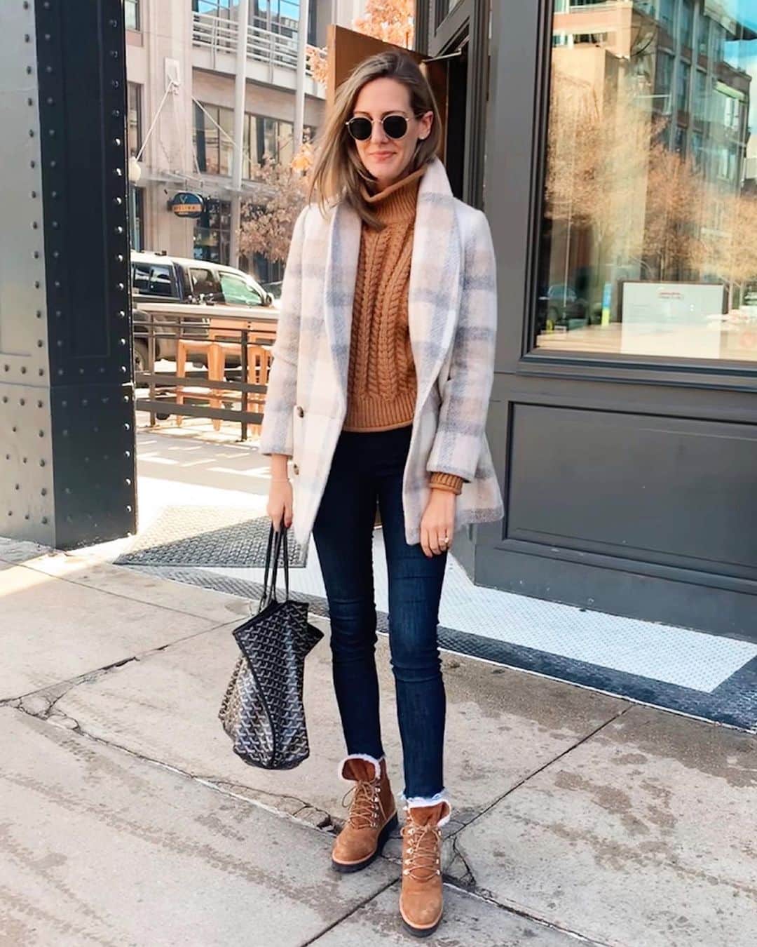 Anna Jane Wisniewskiさんのインスタグラム写真 - (Anna Jane WisniewskiInstagram)「Yesterday’s inauguration got me all inspired to bust out all my coats again. The colors!   This look is from a visit to Denver last year but I AM wearing this sweater with leggings (and wore these boots for school drop off). Maybe I’ll throw on the coat, too!   http://liketk.it/36tYh #liketkit @liketoknow.it」1月22日 2時04分 - seeannajane