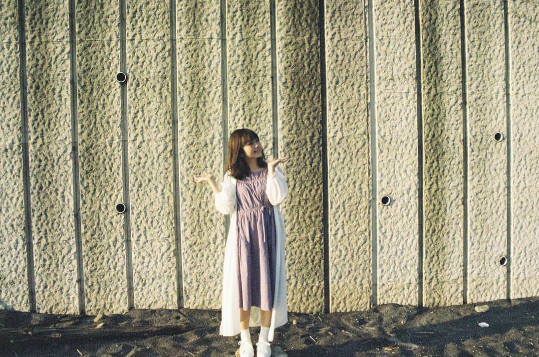 門前亜里のインスタグラム：「2021.01.22  2020年を振り返ることも、 2021年を始める心構えも出来ないまま過ごしていたら、 1月ももう終わる頃になってしまいました。  2020年、自分は何をしていたかなって振り返ろうとして まずカメラロールを遡ってみたのですが、 あんまり写真を撮っていないから思い出すことも出来なくて、 写真や記録の残っていない日は抜け落ちていってしまったように感じます😖  今年はちゃんと思い出を残していこうと思いました！ お付き合いください!  今年もよろしくお願いします！」