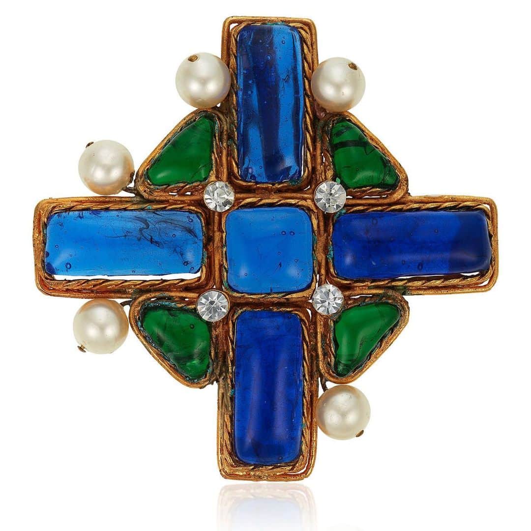 クリスティーズのインスタグラム：「From the House of Chanel, this brooch was designed as a large cross set with poured green and blue gripoix glass and accented by faux pearls and round rhinestones.⠀ .⠀ Mrs. Gutfreund shared a close friendship with Chanel Creative Director Karl Lagerfeld from whom came an incredible selection of costume jewelry made for the Chanel runway with many of these unique works having never before been offered for sale.⠀ .⠀ Unsigned Chanel Rhinestone, Faux Pearl and Gripoix Glass Cross Pendant Brooch. Estimate: $1,000-1,500.⠀ .⠀ Susan and Karl: Important Chanel Fashion Jewelry from the Collection of Mrs. John H. Gutfreund — 14-29 Jan, online⠀ .⠀ #chanel #chaneljewelry #jewellery #costumejewelery #fashionjewelry #susangutfreund #karllagerfeld #lagerfeld #runwayjewelry @christiesjewels」