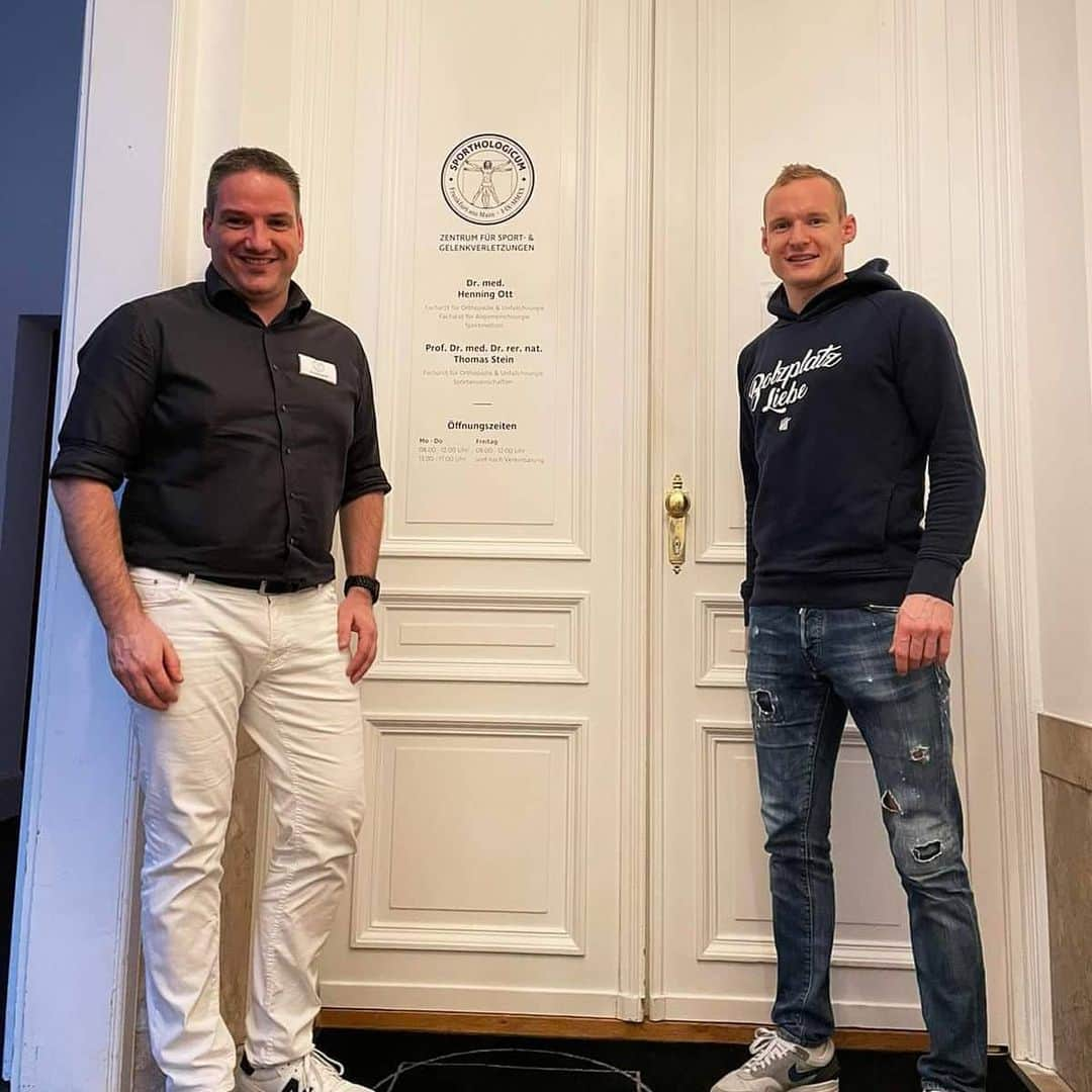 セバスティアン・ローデのインスタグラム：「Neulich zu Besuch bei meinem Sportarzt des Vertrauens,  Henning Ott von @sporthologicum in #Frankfurt. Über viele Jahre hat er mir in schwierigen Zeiten bei Verletzungen geholfen und mir zur Seite gestanden.🙏」