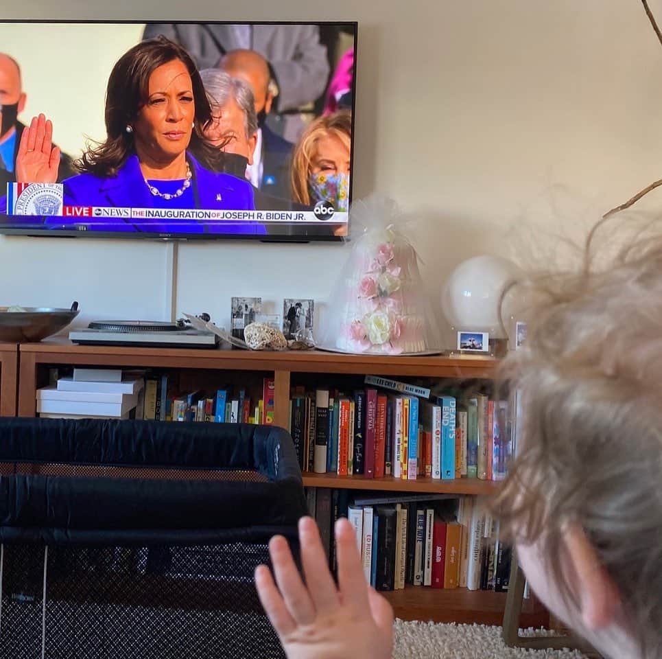 ウーピー・ゴールドバーグのインスタグラム：「This is the best story ever.  Yesterday was the first time this little girl watched TV.  She thought @kamalaharris @vp was waving to her.  Every little girl has a new dream!  @emspivack @ianchillag」