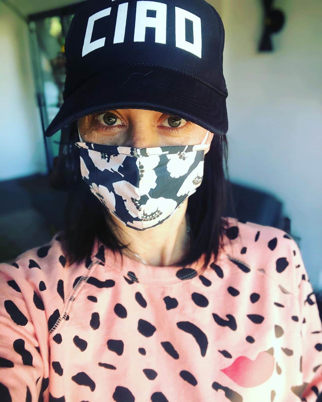 コンスタンス・ジマーのインスタグラム：「#mood Too much or just enough print enthusiasm? Wearing my emotions on my sleeve, my face and my head! #thrillingthursday #masksfor100days (I’m 2 months away from wearing masks for a year)」