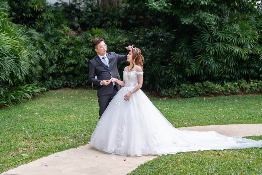 National Geographic Travelさんのインスタグラム写真 - (National Geographic TravelInstagram)「Photo by @amritachandradas / Newlyweds My Huong, a bride from Vietnam, and Kimmy Lim, a groom from Singapore, pose for their wedding photos at the gardens of the Shangri-La Hotel in Singapore.  This assignment is part of a group project with eight women photographers from the Everyday Projects for National Geographic. Our stories look at the impact of women and migration worldwide. My work concentrates on how, over the past decade, more than 50,000 Singaporean men have married foreign women, mostly from Vietnam, Malaysia, and Thailand. The future of foreign brides remains in question, as nine out of 10 permanent residency applications are usually rejected. I look deeper into the migration of Vietnamese women traveling to Singapore with the intention of marriage, documenting their resilience and the vulnerabilities they face.  This story is included in the February issue of National Geographic magazine. Please follow me @amritachandradas for more insight into my work. #everydayprojects #women #migration #everydayeverywhere」1月22日 2時33分 - natgeotravel