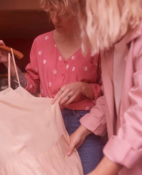 デプチオーのインスタグラム：「ROSIE aime chiner et collectionner tout ce qui est rose !⁠ ⁠ ⁠🌸 JEU CONCOURS ROSIE 🌸⁠ En ce dernier mois d’anniversaire, nous vous offrons la pièce de votre choix dans ce dressing garanti 100% bonne humeur⁠ Pour tenter de remporter la pièce ROSIE de votre choix : ⁠ ✨ Partagez-nous vos plus beaux looks ROSES avec les #lavieenplusjoliedepuis20ans #rosie @despetitshauts *⁠ ✨ Suivez notre compte ⁠ ✨ Tagguez deux ami(e)s en commentaire pour les inviter à participer ! ⁠ ✨ Bonus : doublez vos chances de gagner, en partageant ce post⁠ ⁠ Bonne chance… ! 🍀⁠ Tirage au sort le 25 janvier⁠ *votre compte doit être public⁠ ⁠ #despetitshauts #despetitshautsaddict #despetitsmoments #rosie #lavieenplusjoliedepuis20ans #lavieenplusjolie」
