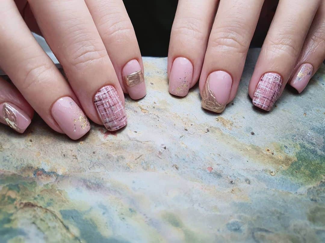 Yingのインスタグラム：「I used PREGEL Ancient Rose, PREMDOLL Sugar Platinum, and PREGEL Art Liner gels in Ash Brown and White. Items can be purchased at @nailwonderlandsg 🤗 . Swipe left for design inspo!  . 🛒 www.nailwonderland.com⁣⁣ 📍20A Penhas Road, Singapore 208184⁣⁣ (5 minutes walk from Lavender MRT)⁣⁣ .  I am currently only able to take bookings from my existing pool of customers. If I have slots available for new customers, I will post them on my IG stories. Thank you to everyone who likes my work 🙏 if you need your nails done, please consider booking other artists at @thenailartelier instead ❤  #ネイルデザイン  #ネイルアート #ネイル #ジェルネイル #nailart #네일아트 #pregel #プリジェル #nails #gelnails #sgnails」