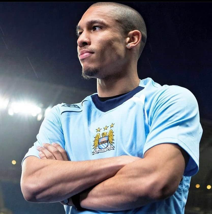 ナイジェル・デ・ヨングのインスタグラム：「On this day in 2009 I signed my contract with Man City 🔹  “Once a blue, always a blue”   #tbt」