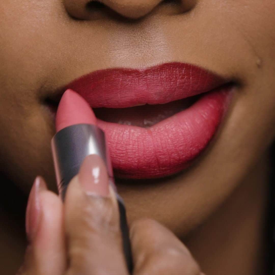のインスタグラム：「Ombré lips made easy 💄. Add dimension with moisture-matte shades of Powder Kiss in two easy steps.  1️⃣Outline lips with Powder Kiss Liquid Lipcolour in Fashion, Sweetie. 2️⃣Fill in the centre of lips with Powder Kiss Lipstick in Sheer Outrage.  #MACPowderKiss  Makeup Artist: @jaleesajaikaran」