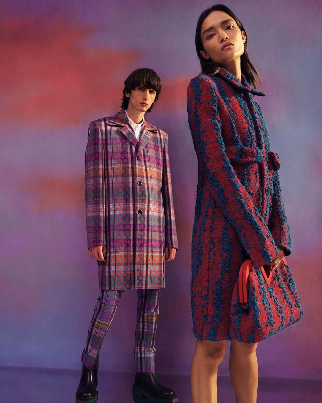 のインスタグラム：「As the sun sets on 2020, we shed light on our renewed fashion offering – the culmination of a year’s curation.  Shop the shoot via our link in bio »  #Harrods #HarrodsFashion #WorldofHarrods  Our stores are closed but you can still discover the #WorldOfHarrods through Personal Shopping and online at harrods.com.」
