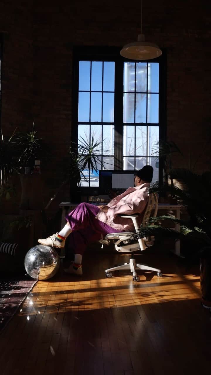 Paul Octaviousのインスタグラム：「This is me in the studio at 10am thinking  about what I’ll eat for dinner tonight..🌈」