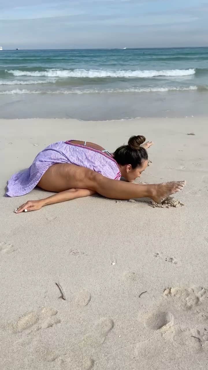 キノ・マクレガ―のインスタグラム：「What is simple is also complex. What is complex is also simple. Every advanced asana can be traced to a more beginner one. Every introductory yoga pose sets you up for more challenging ones. It is not possible to ignore the foundational principles of movement in the basics and expect to apply those same principles in more difficult movements. As above, so below. How you one thing is very often how you do all things.  _ Practice with me online @omstarsofficial  Sunday 1 pm Meditation  Wednesday 1 pm Yoga Drills  _ Ashtanga Beginners Series  Sunday’s 10 am @triyogauk  _ Primary Series @miamilifecenter  Jan. 22nd at 9 am. _ Small in-person Mysore classes with me @miamilifecenter in March. Registration is open. Sign up soon. _ Video @ifilmyoga  #30daysofcore Day 21 #malasana #yogisquat  #yoga #core #yogi #miamiyoga #kinoyoga #omstars #yogapractice #bestrong #ashtanga  🙏💕」