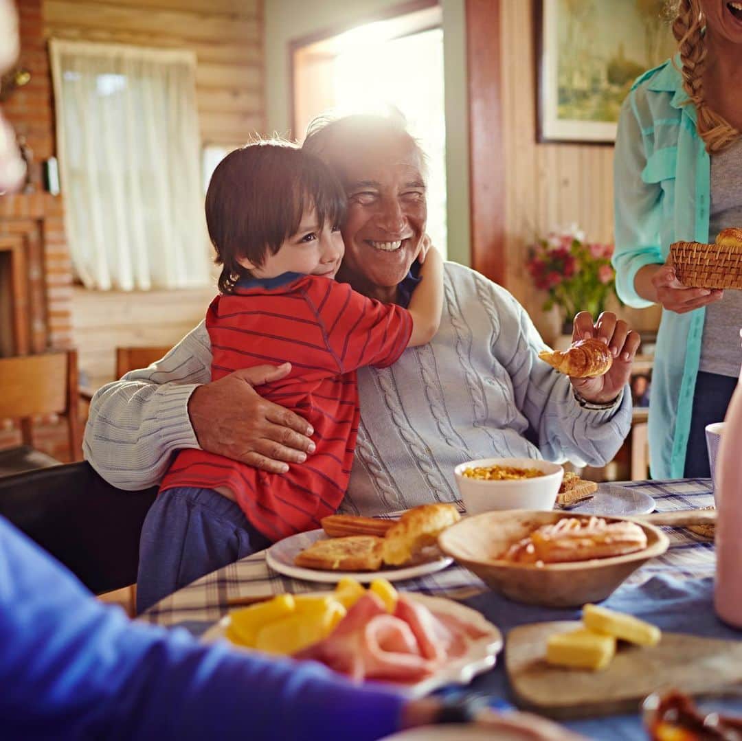 のインスタグラム：「#DYK that worldwide, over 60 million people are suffering from heart failure? Especially people over the age of 65 years are affected & as the world population ages, the number of patients is anticipated to increase. Main risk factors are chronic coronary artery disease, high blood pressure or a previous heart attack. Quality of life is tremendously decreased - simple activities such as walking or climbing stairs can become increasingly difficult. It’s important to keep track of signs & symptoms such as swollen feet and legs, dizziness, shortness of breath or chronic coughing. These symptoms are often wrongly associated with ageing &  not with a serious illness.  #❤ #hearthealth #awareness #hearthealthy #hearthealthawareness #hearthealthmonth #heartdisease #healthylifestyle」